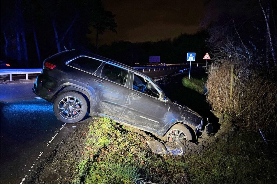 Ein 58-jähriger Mann verlor beim Befahren der A542 die Kontrolle über seinen Jeep und landete im Graben.