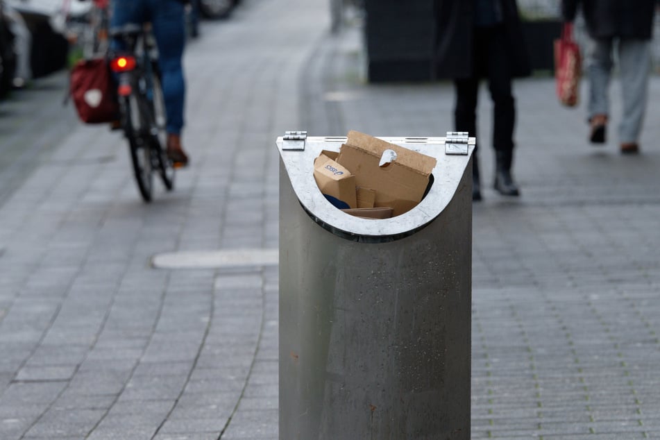 Mehr Stauraum, größere Öffnungen: Stadt Köln nimmt neue Mülleimer in Betrieb