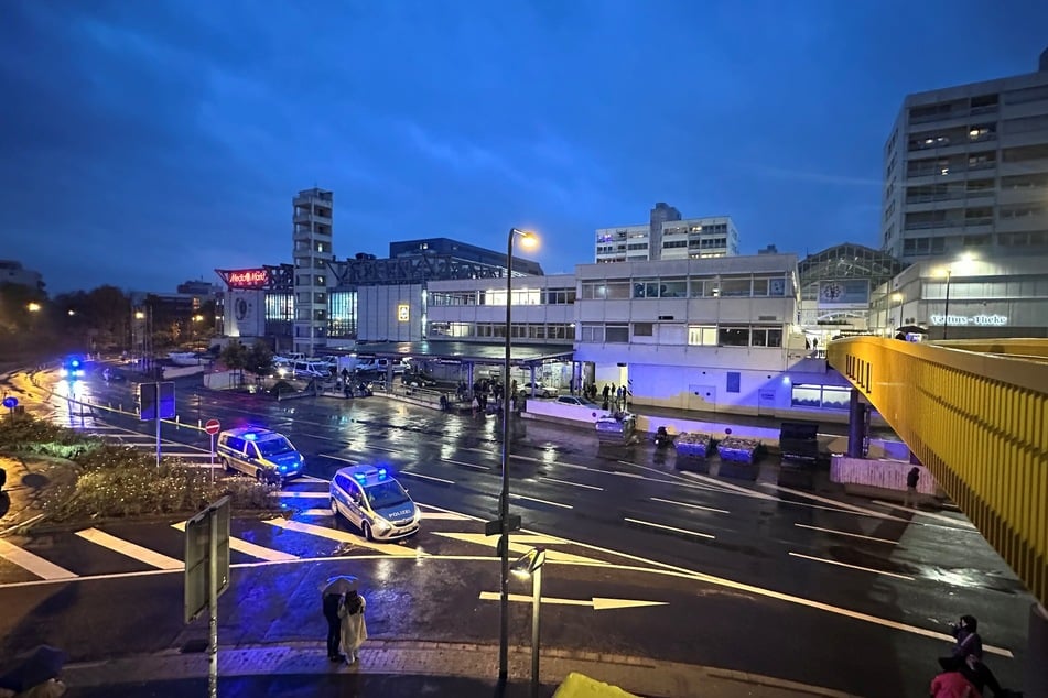 Das Nordwestzentrum wurde komplett geräumt, der Bereich großräumig abgesperrt.
