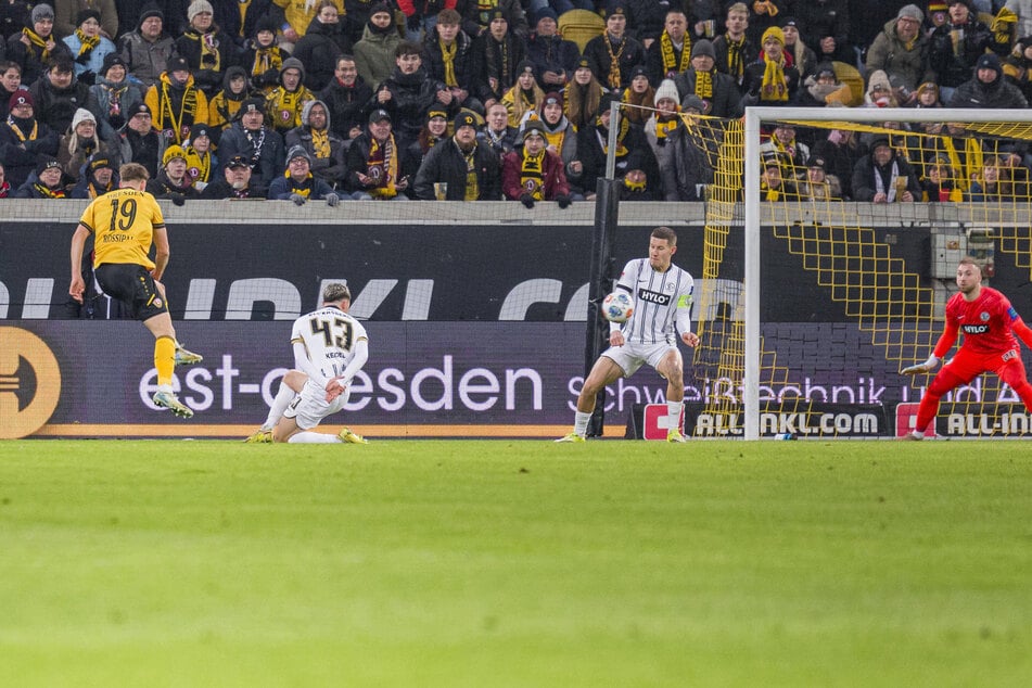 So sieht Überzeugung aus: Alexander Rossipal (l.) feuerte das Leder ins Netz.