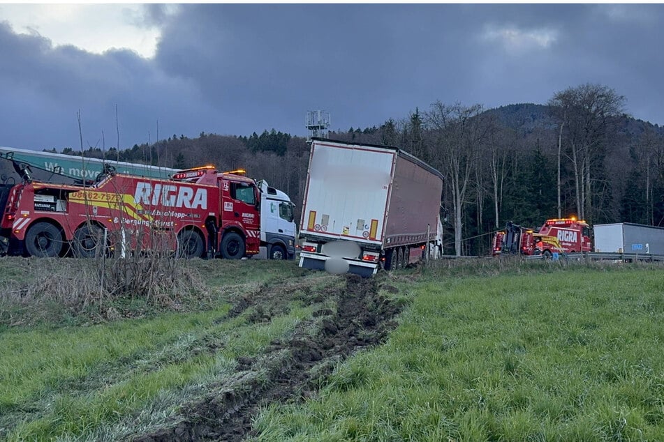Zahlreiche Einsatzkräfte kümmerten sich um die Unfallstelle.