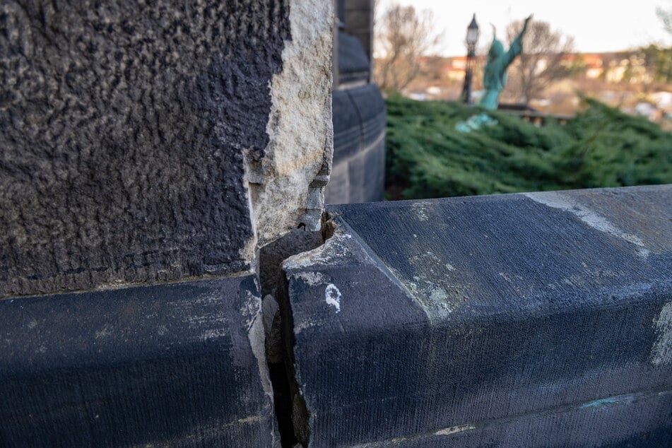 Innen wie außen bricht das Gemäuer entzwei.