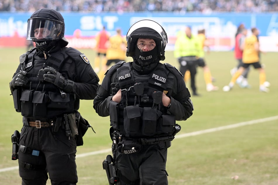 Polizisten sicherten das Ostseestadion am 22. Februar. Einige wurden verletzt.