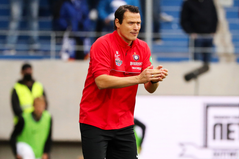 Unter Coach Marc Hensel (35) agiert der FC Erzgebirge Aue stabiler, wartet aber noch immer auf seinen ersten Saisonsieg.