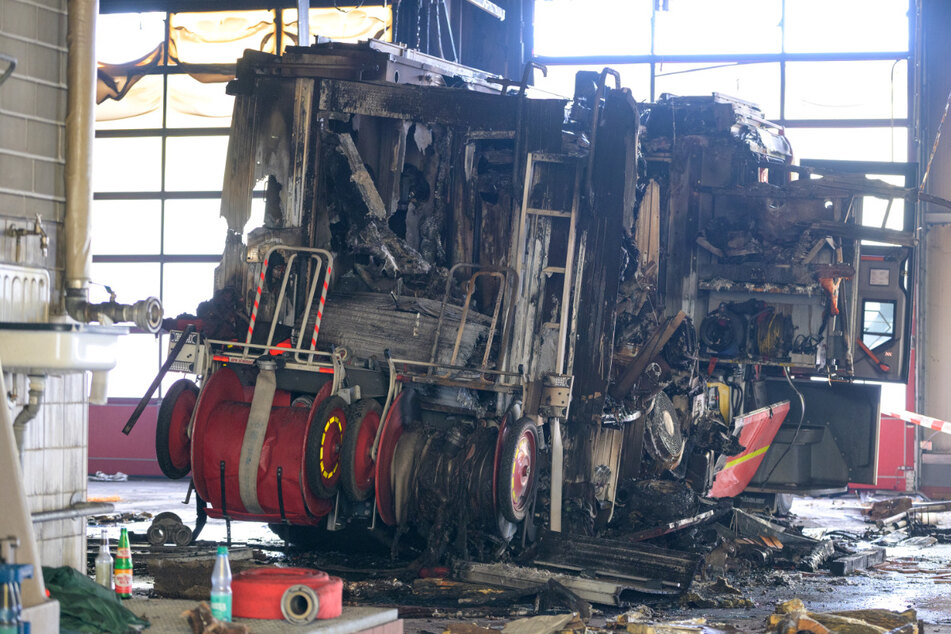 Ein zerstörtes Löschfahrzeug steht in der Halle. Das Feuer hat einen Millionenschaden verursacht.