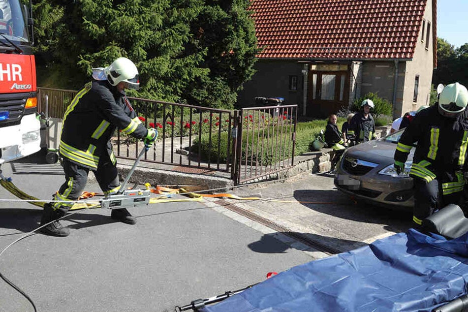 Die Feuerwehr musste den Verletzten mit Spezialausrüstung unter dem Opel befreien.