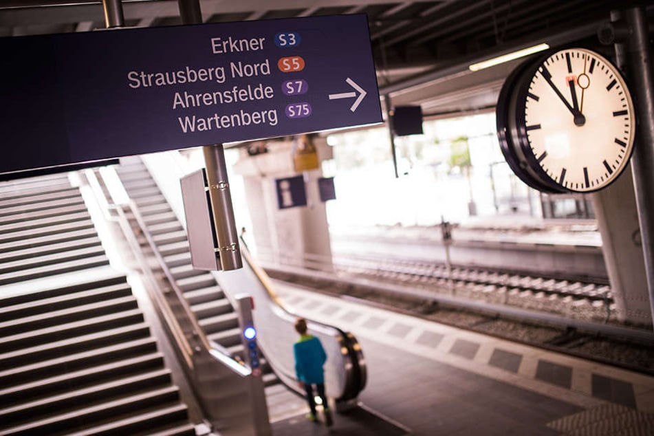 Nach fünfeinhalb Jahren ist am Morgen der durchgängige S-Bahnverkehr von Erkner bis zum Berliner Westkreuz wieder aufgenommen worden.