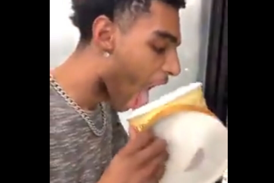 D’Adrien Anderson (24) schleckt einen Eis-Eimer in einem Walmart aus, bevor er ihn wieder zurückstellt.