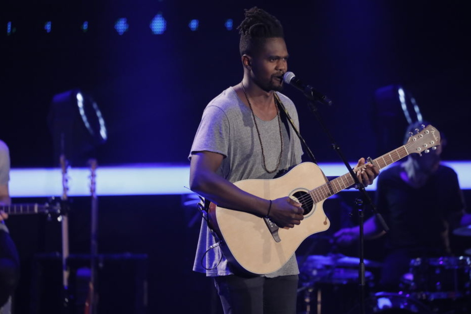 Mit Gitarre und softer, rauchiger Stimme will Julio Hierrezuelo die Jury überzeugen.