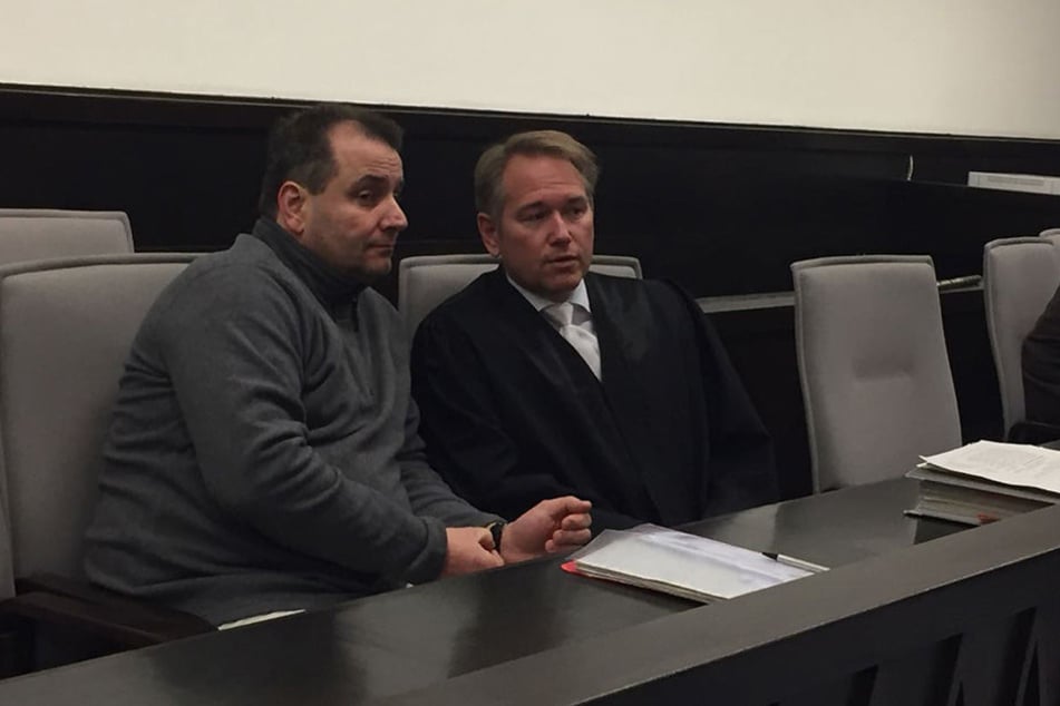 Wilfried W. mit seinem Anwalt Carsten Ernst.