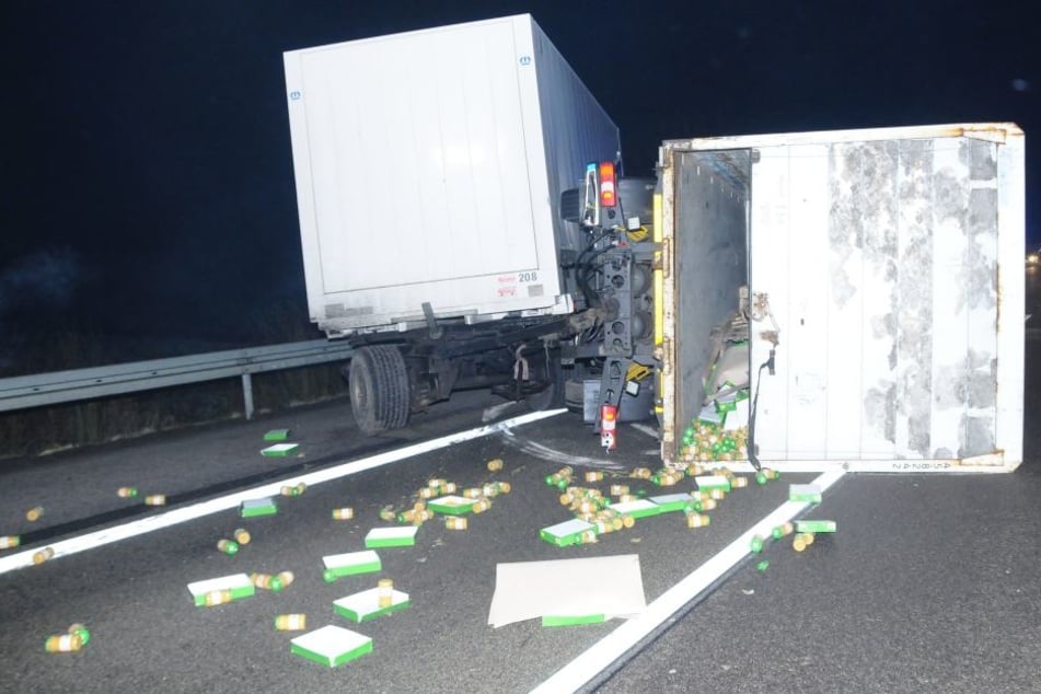Der mit Apfelmus beladene Lkw geriet ins Schlingern und kippte um. Dabei verlor er seine süße Ladung.