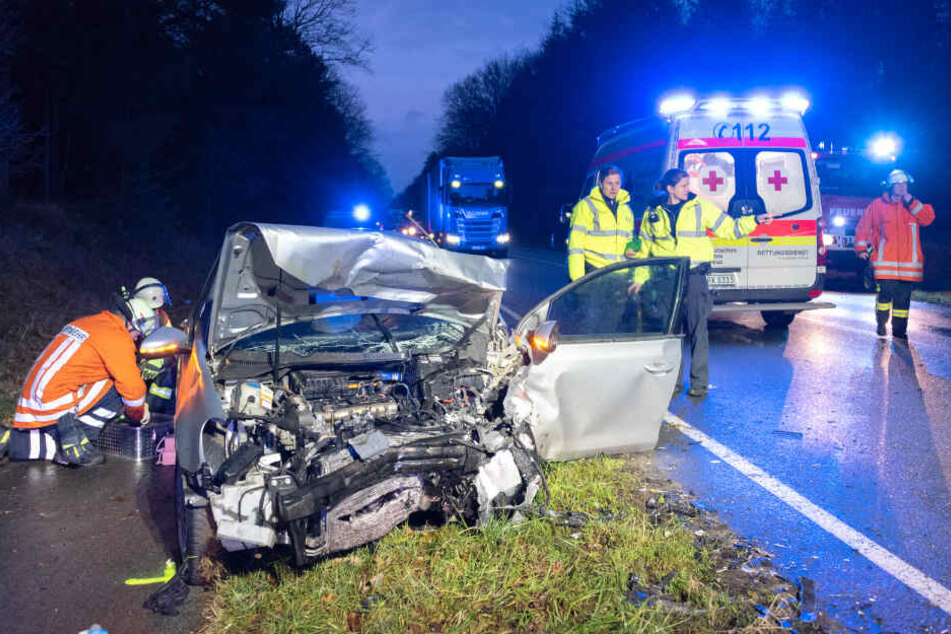 Polizei und Feuerwehr verschaffen sich einen Überblick. Eines der Unfallfahrzeuge ist stark demoliert.