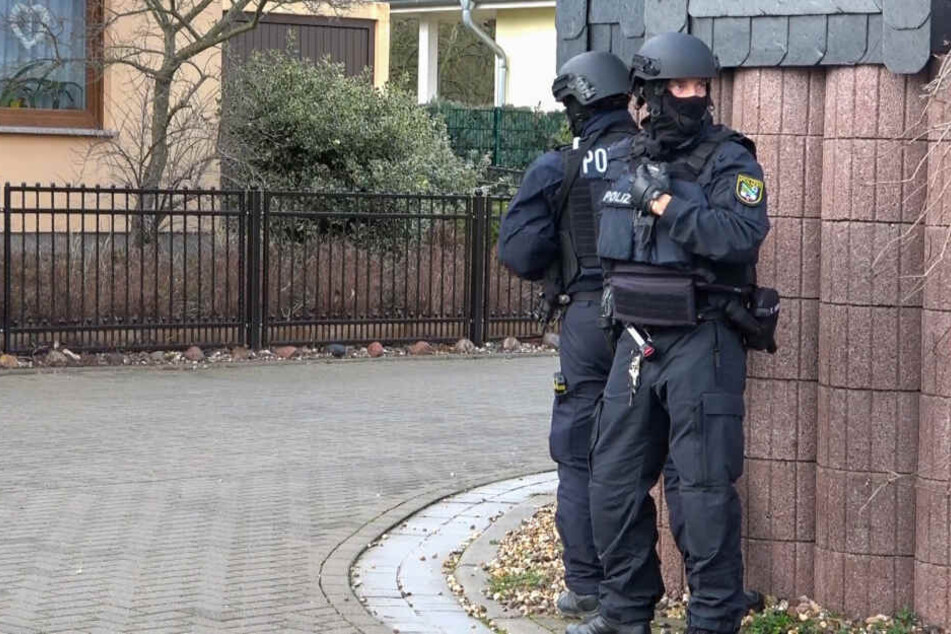 Die Einsatzkräfte sicherten das Haus des Tatverdächtigen.