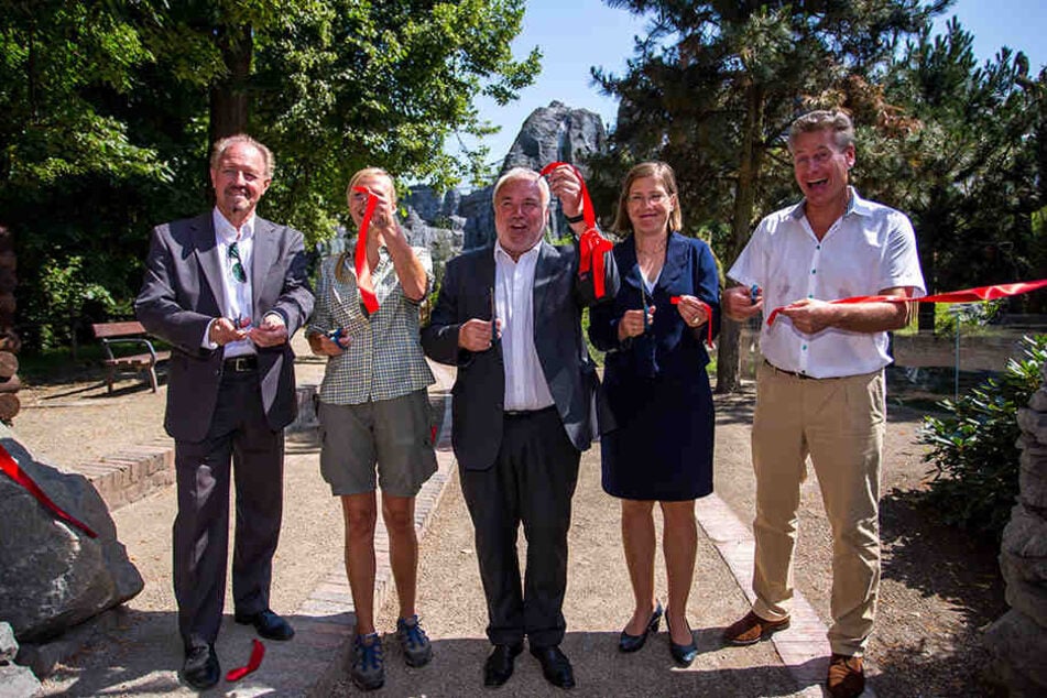 Von links nach rechts: Architekt Peter Rasbach, Kirsten Roth, Prof. Unhold (Zoodirektor), Dr. Jennicke und WWF Deutschland-Chef Eberhard Brandes beim Zerschneiden des roten Bandes.