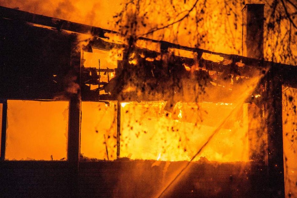 Die größte Aufgabe der Feuerwehr war es, das Feuer einzudämmen, damit es nicht auf angrenzende Stallungen überging.