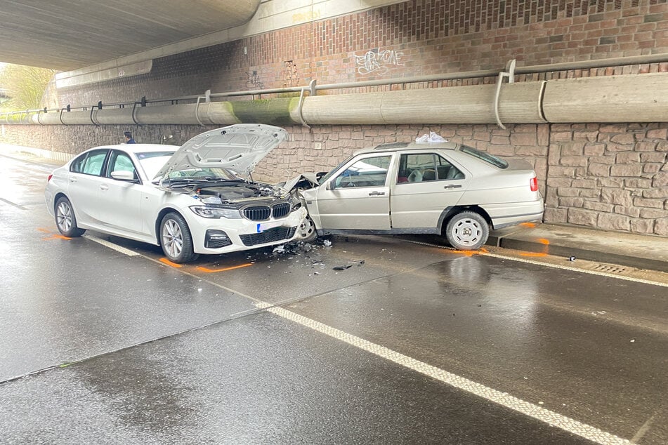 Die völlig demolierten Autos verdeutlichen die Wucht des Aufpralls.