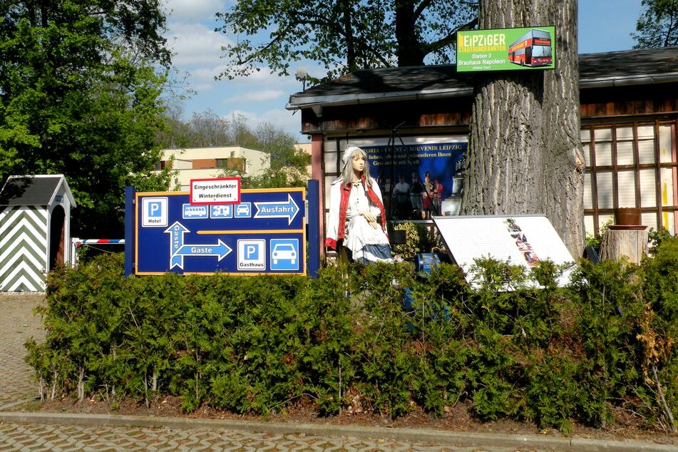 Mehrere Puppen, wie im Bild zu sehen, wurde über das Grundstück verteilt.