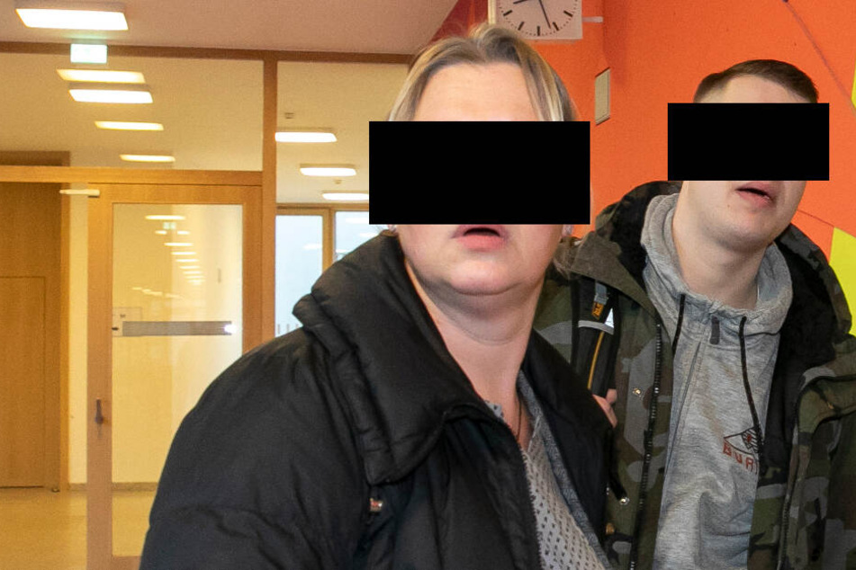 Mutter Katrin (47) musste gestern mit Sohn Alexander R. (20) zusammen auf die Anklagebank.