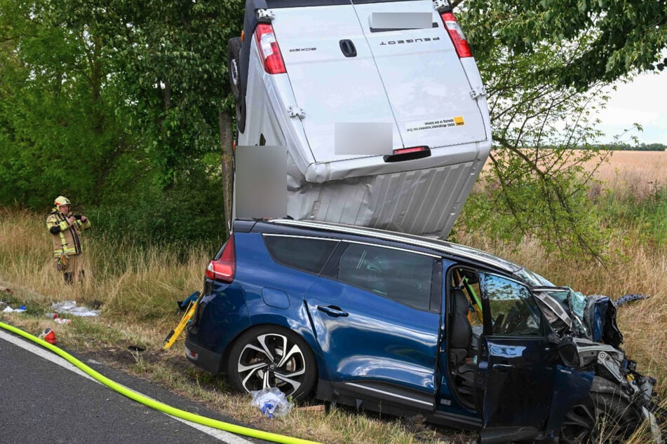 Die Feuerwehr musste den Transporter vor dem Abrutschen sichern.