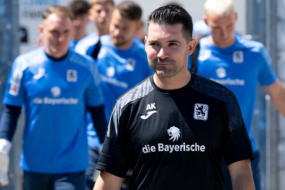 Trainingsauftakt beim TSV 1860 München mit Trainer Alper Kayabunar.