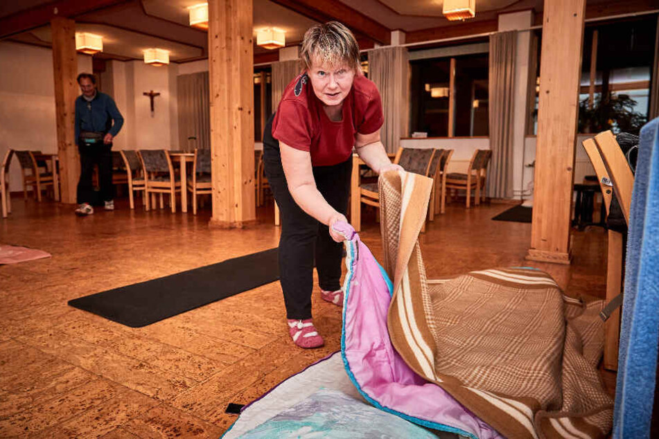 Nach dem Duschen bereitet Antje (45) ihren Schlafplatz auf dem Boden vor. In diesem Saal nächtigten 22 weitere Obdachlose.
