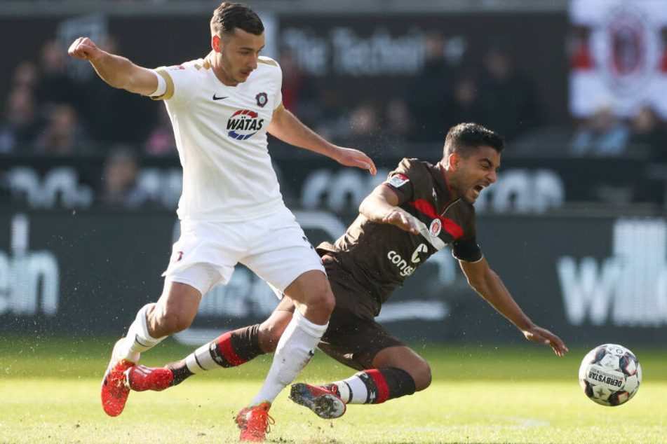 Sami Allagui (rechts) fällt im Zweikampf auf den Boden. Gegen Ingolstadt droht er auszufallen.