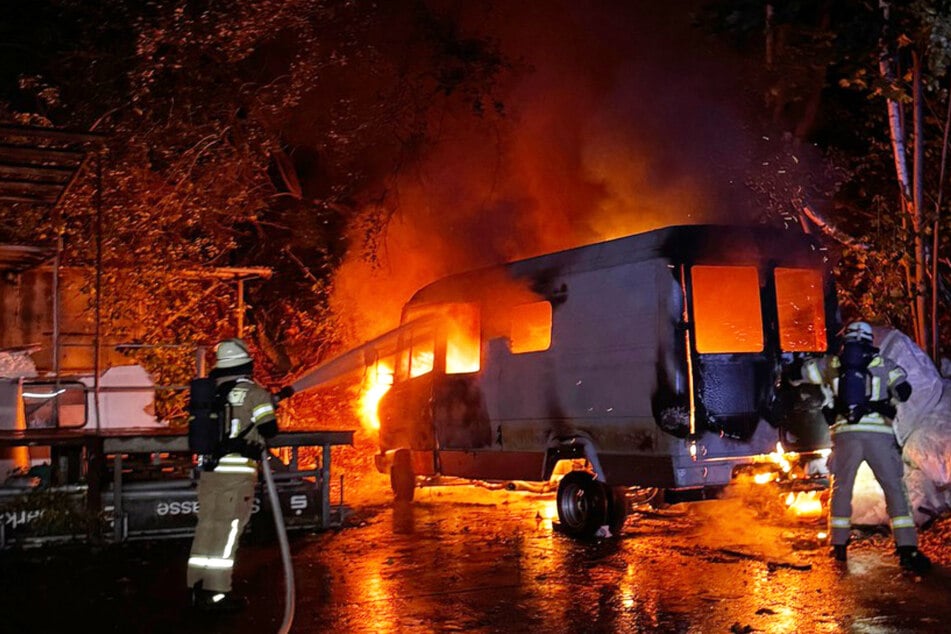 Beim Eintreffen der Remscheider Feuerwehr stand der Transporter bereits in Vollbrand.