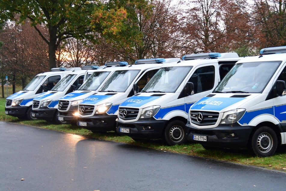 Mehrere Mannschaftswagen der Polizei stehen seit Mittwochmorgen am Weinaupark in Zittau.
