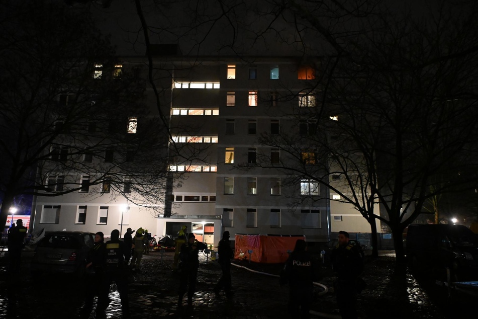 Im 5. Stock eines Mehrfamilienhauses randalierte ein 42-Jähriger, der anschließend selbst in die Tiefe sprang.