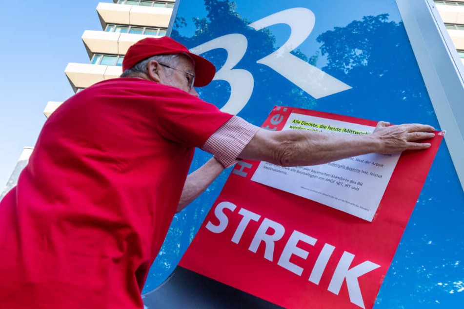 Ein Plakat mit der Aufschrift "Streik" wird vor dem Funkhaus des bayerischen Rundfunk aufgehängt.