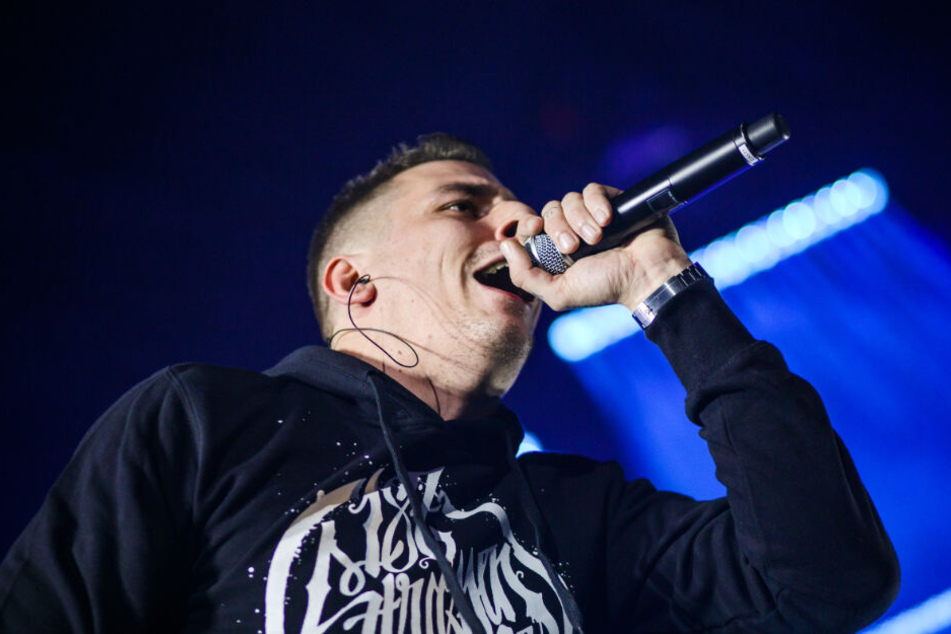 187-Rapper Gzuz steht bei einem Konzert auf der Bühne.