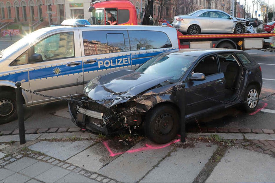 Der Audifahrer musste von der Feuerwehr aus dem Fahrzeug befreit werden.