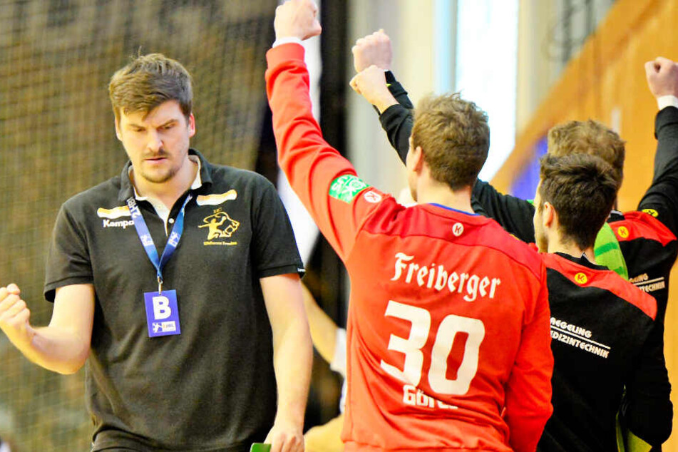 Der HCE jubelt, Trainer Rico Göde (l.) ballt die Siegerfaust.