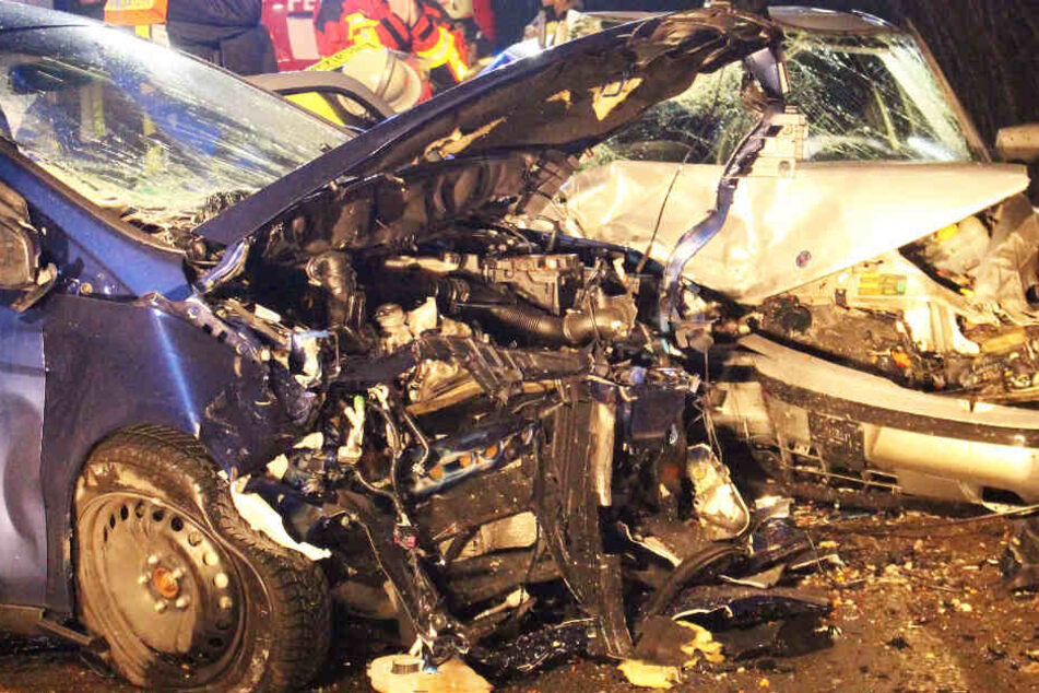Die Saab-Fahrerin musste mit lebensgefährlichen Verletzungen in ein Krankenhaus gebracht werden.