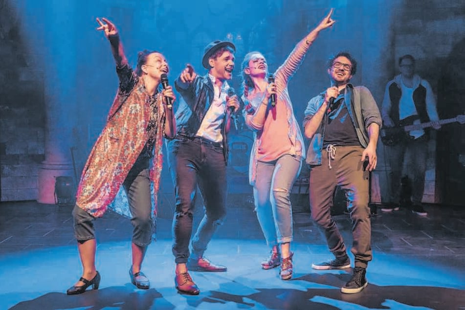 Proben-Spaß (v.l.): "Tournee-Mutti" Helga (Julia Henke), John (Andreas Köhler), Nina (Katharina Eirich) und Richie (Janis Masino).