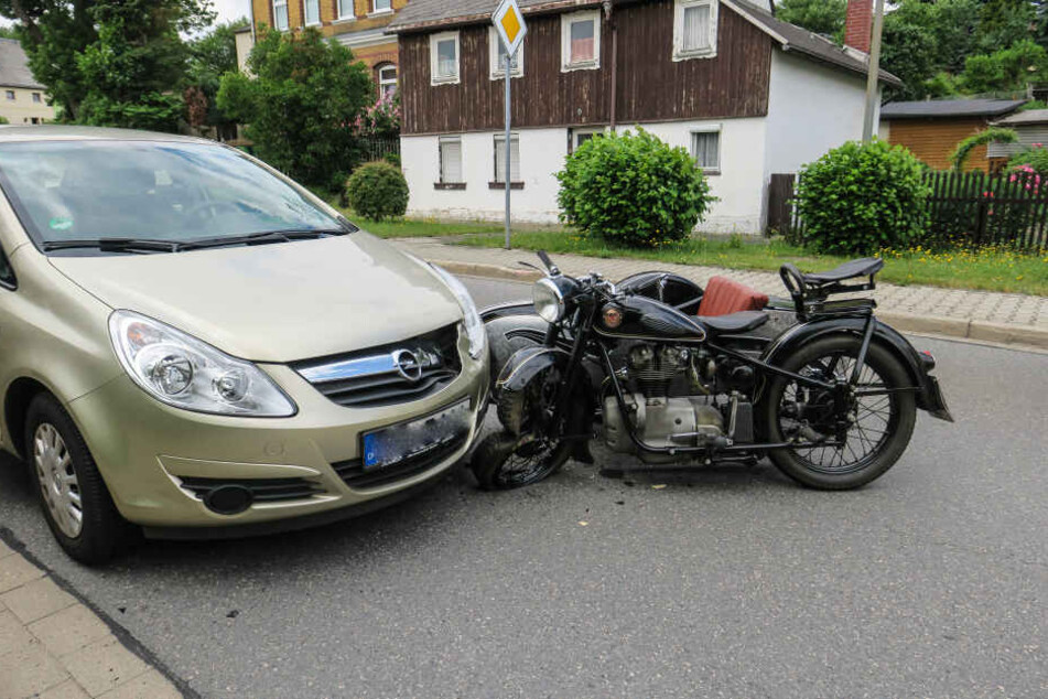 Das Motorrad krachte in einen Opel im Gegenverkehr.