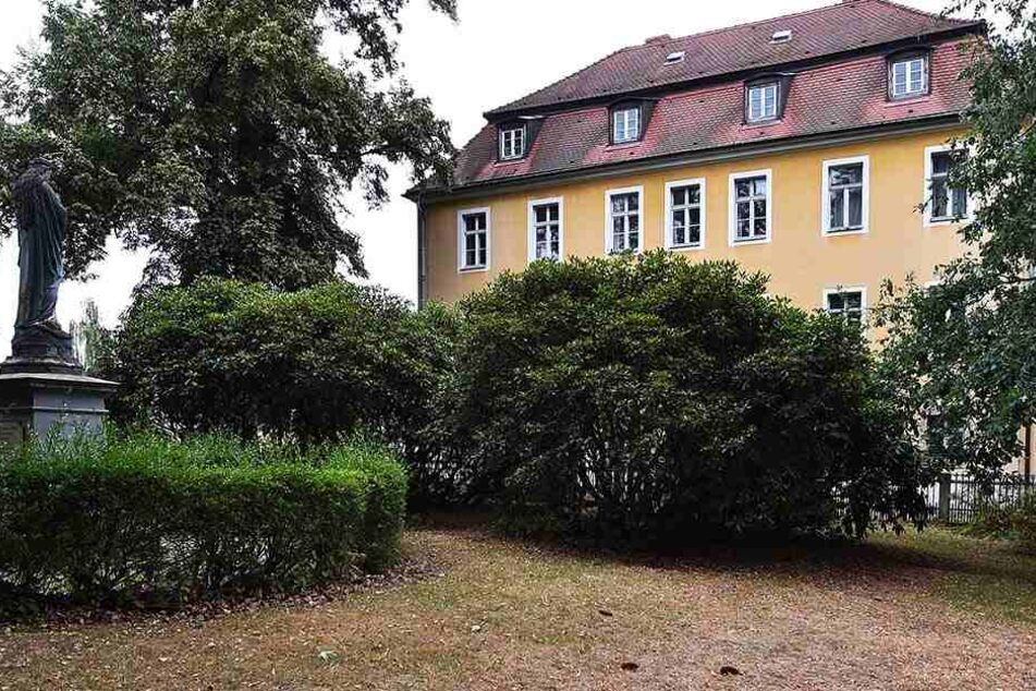 Das "Piushaus" in der Oberlausitz war einst bischöfliche Sommerresidenz. Zwischen 1971 und 2006 beherbergte es einen katholischen Kindergarten. Links im Park eine Marienstatue.