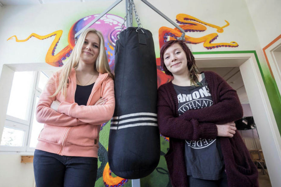 Begehrte Fachkräfte: Selina Friebe (20) und Josephine Enge (21,v.l.) arbeiten bei der AWO, studieren in Breitenbrunn. Die Stadt fördert nun auch freie Träger, bezahlt einen Teil der Ausbildung.