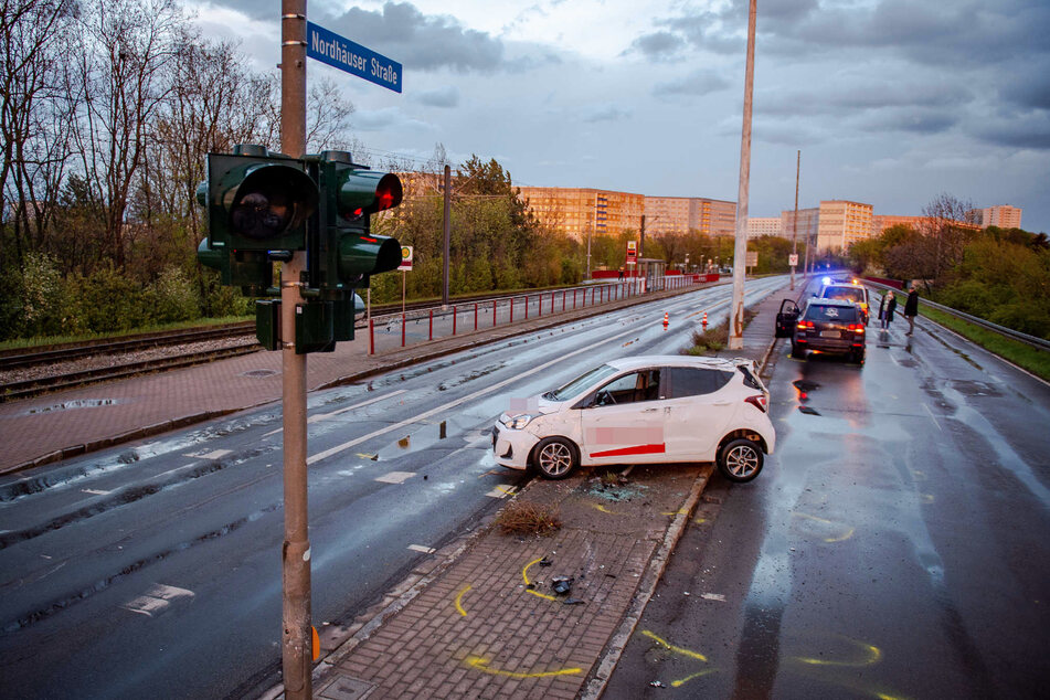 Der kaputte Hyundai steht nach dem Unfall auf dem Bordstein der Mittelinsel.