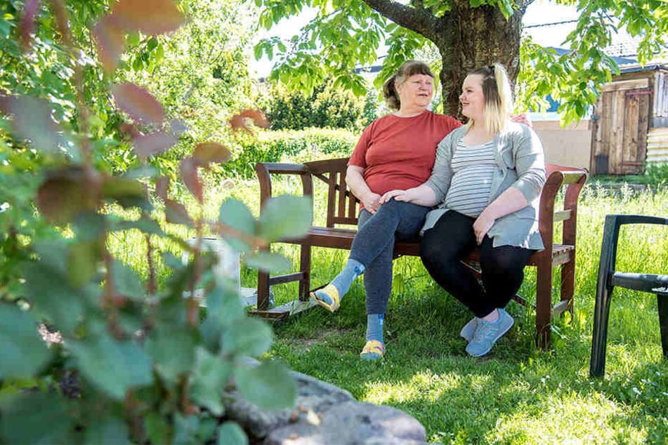 Oma Bärbel Triebel (69) würde sich um Nelly (14) und den kleinen neuen Erdenbürger gerne kümmern.
