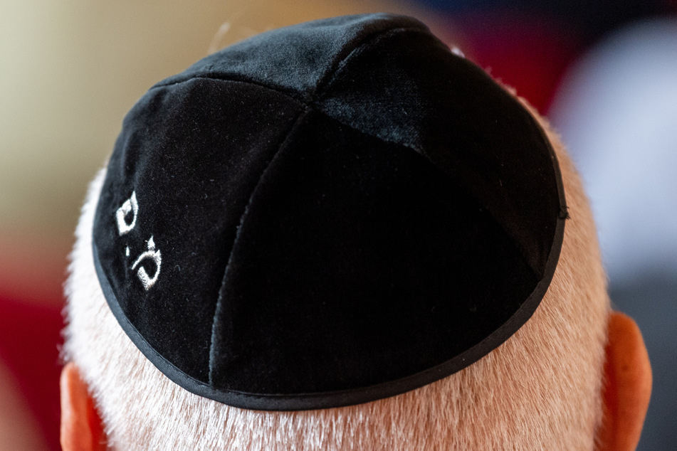 Der 60-Jährige sei mit einer Kippa durch die Stadt gelaufen und daraufhin antisemitisch beleidigt worden. (Symbolbild)