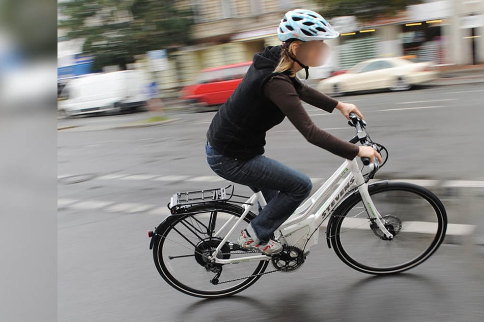Ein 19-jähriger Pkw-Fahrer übersah auf der B176 die E-Bikerin und erfasste sie von hinten. (Symbolbild)