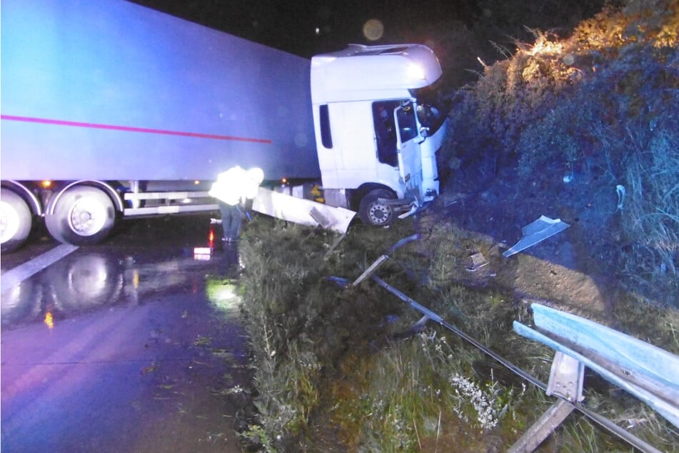 Unfall A9: Sattelschlepper verunglückt auf A9 Richtung München: 70.000 Euro Schaden