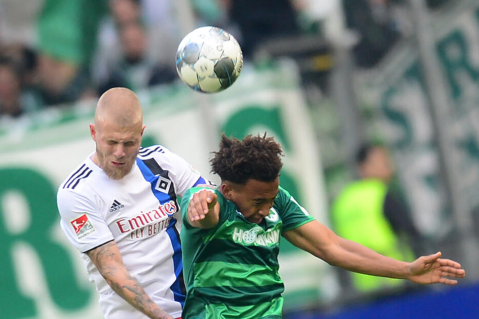 Rick van Drongelen setzt sich im Kopfball-Duell gegen Jamie Leweling durch.