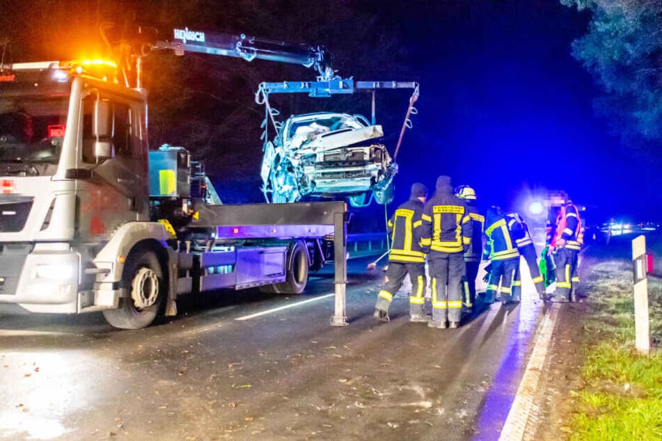 Das Auto wurde vollkommen zerstört, musste abgeschleppt werden.