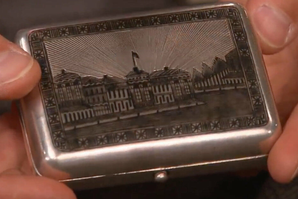 Die Tabakdose von 1872 aus Silber, mitgebracht von Peter Schiller.