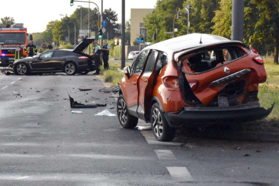 Der Renault krachte mit der Beifahrerseite in eine Straßenlaterne.