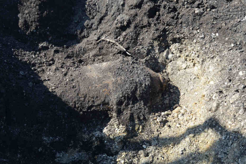 Eine Weltkriegsbombe in einem Feld in Ismaning. (Symbolbild)