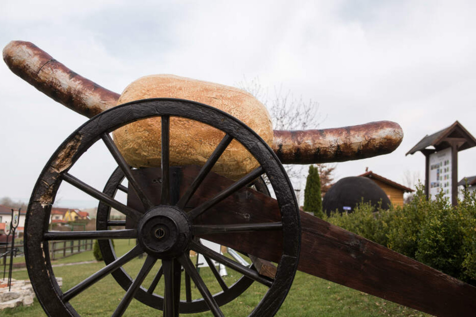 Auch eine Kanone in Bratwurstform kann man in Holzhausen sehen.