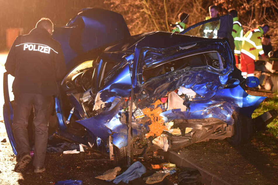 Die Frau saß auf dem Rücksitz, als das Fluchtauto mit voller Wucht in den Wagen krachte.